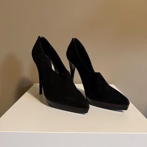 Burberry Black Suede Platform Pumps High Heels Zipper Designer Luxe